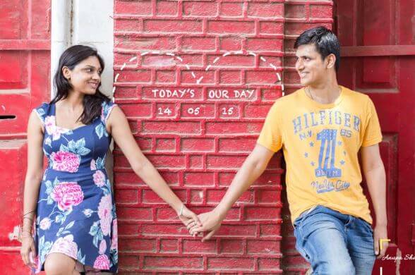 50 pre wedding pose- save the date (1)